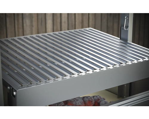 Grătar metalic de grătar deasupra cărbunelui de lemn