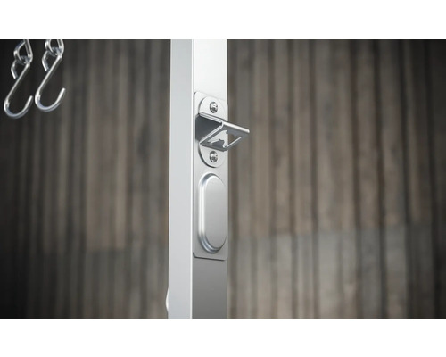 Vizualizare detaliată a unei încuietori de ușă cu zăvor și cârlige de agățat