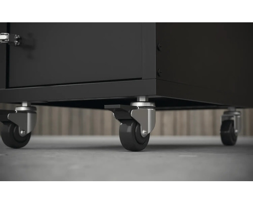 Prim-plan cu rolele căruciorului de scule pentru mobilitate.