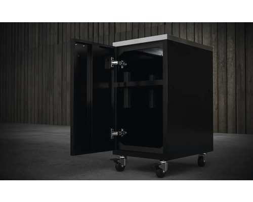 Dulap negru de atelier cu roți și ușă deschisă