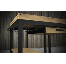 Imagine detaliată a unui cărucior de servire cu blat din lemn și suport pentru pahare