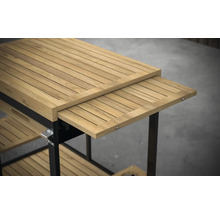 Imagine detaliată a unui cărucior de servire din lemn de tec cu blat extensibil și spații de depozitare.