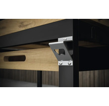 Imagine detaliată a unei mese cu un deschizător de sticle integrat pe picior.