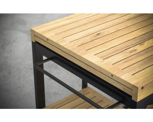 Imagine detaliată a unui cărucior de servire cu blat de lucru din lemn și cadru metalic negru.