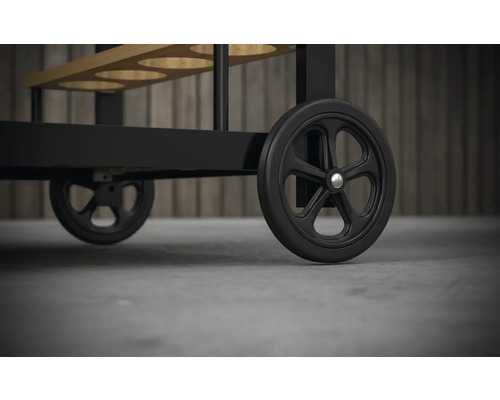 Prim-plan cu un cărucior de servire cu roți negre.