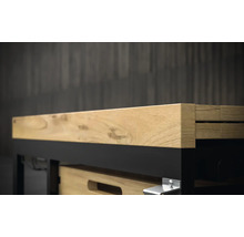 Imagine detaliată cu banc de lucru cu blat din lemn și sertar