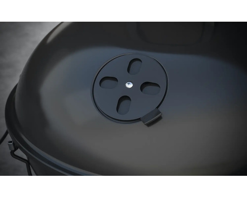 Imagine detaliată a unui grătar pe cărbune cu glisiera de ventilație pentru controlul temperaturii
