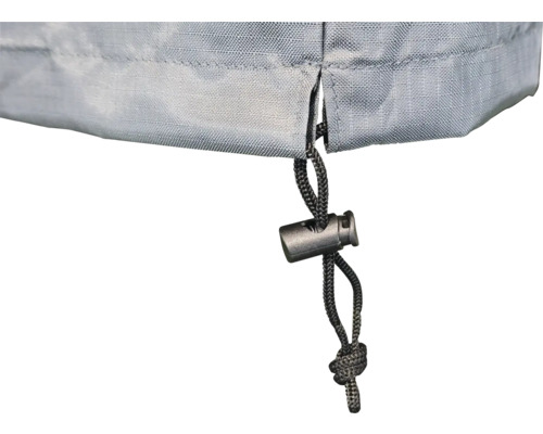 Prim-plan cu o husă de protecție cu șnur pentru mobilier de grădină