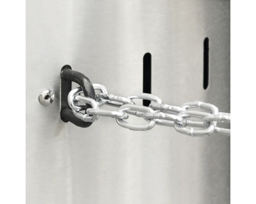 Prim-plan cu un lanț pe un recipient metalic