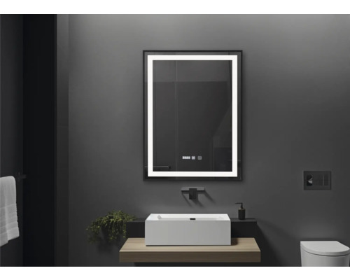 Baie modernă cu oglindă iluminată, chiuvetă și toaletă.