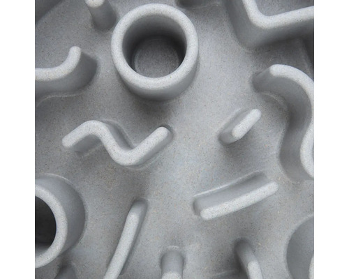 Prim-plan al unei jucării interactive pentru hrănirea animalelor de companie, cu diverse canale de hrănire.