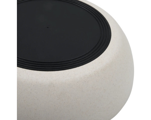 Imagine detaliată a unui bol rotund, deschis, cu capac negru