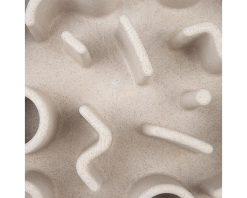 Prim-plan cu un labirint bej cu diverse forme.