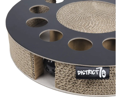 Arbore de zgâriat pentru pisici cu minge de jucărie și logo District 70