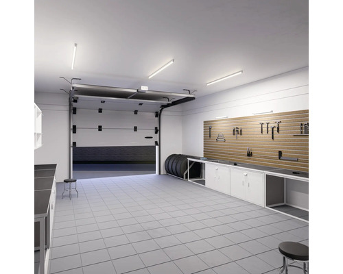 Garaj cu banc de lucru, perete pentru scule și stivă de anvelope