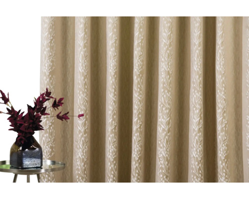 Perdea decorativă cu model floral și decorațiuni cu plante