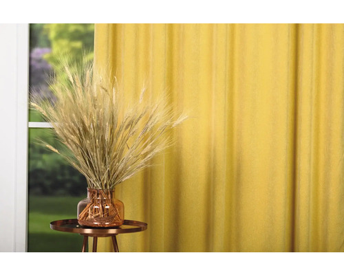 Decorare cu vază, masă și perdea