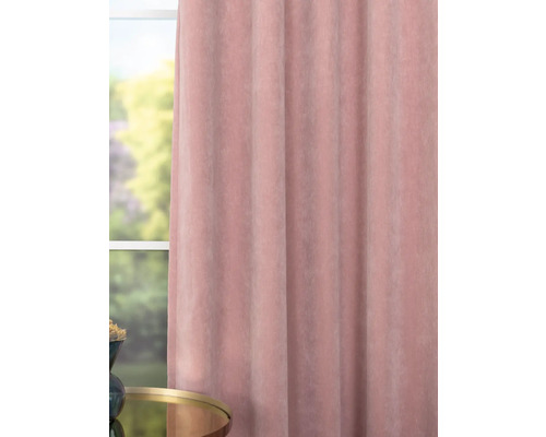 Fulare decorative din material textil în fața unei ferestre