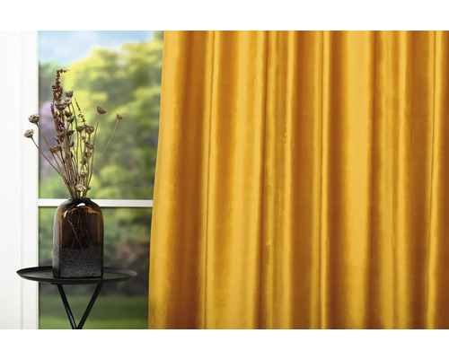 Material decorativ în fața unei ferestre cu o vază de flori pe o măsuță laterală