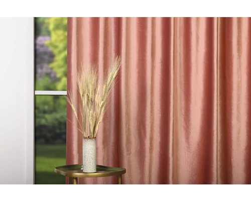 Aranjament decorativ cu perdea, masă și vază cu spice de grâu