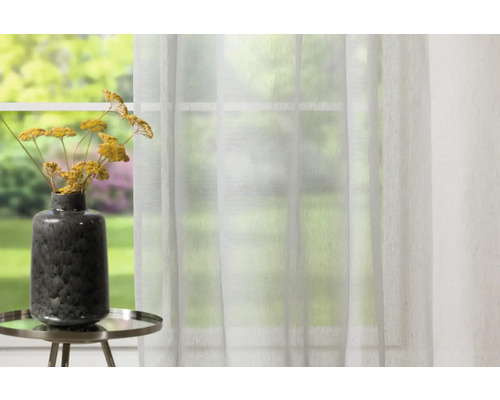 Cortină decorativă transparentă în fața unei ferestre