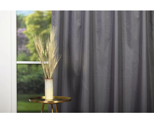 Natură statică decorativă cu perdea, masă și vază cu spice de cereale în fața unei ferestre