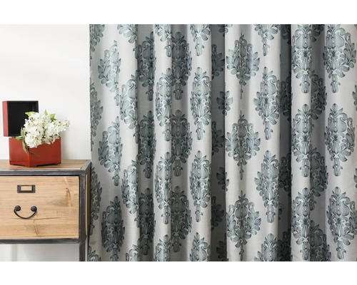 Cortină cu model decorativ și măsuță laterală cu decorațiuni