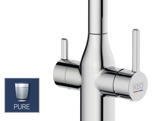 Prim-plan cu robinet de bucătărie cromat, cu manete și logo KEO