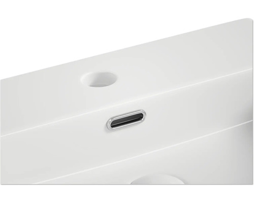 Imagine detaliată a unei chiuvete albe cu preaplin