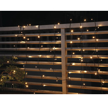 Șir decorativ de lumini atașat unui gard