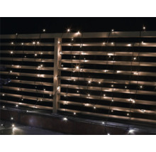 Șir de lumini cu fire atârnate pe o balustradă