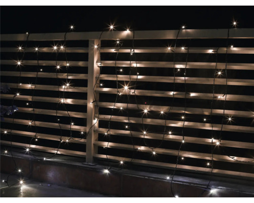 Șir de lumini cu fire atârnate pe o balustradă