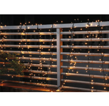 Ghirlandă luminoasă cu fire atârnate pe o balustradă