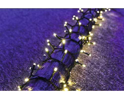 Ghirlandă luminoasă cu lumini strălucitoare înfășurată în jurul unei ramuri