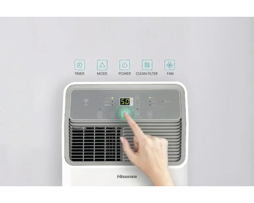 Aparat de aer condiționat Hisense cu panou de control și afișaj care indică o temperatură de 50 de grade. O mână atinge afișajul.