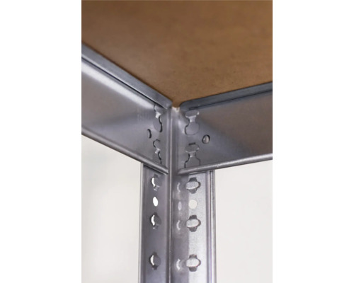 Imagine detaliată a unui raft metalic cu o poliță