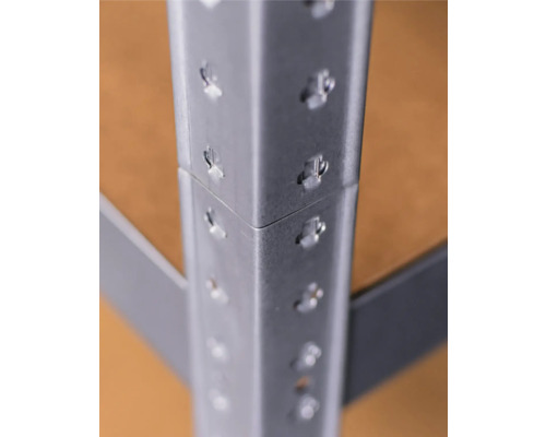 Prim-plan al unui raft metalic cu sistem de conectare