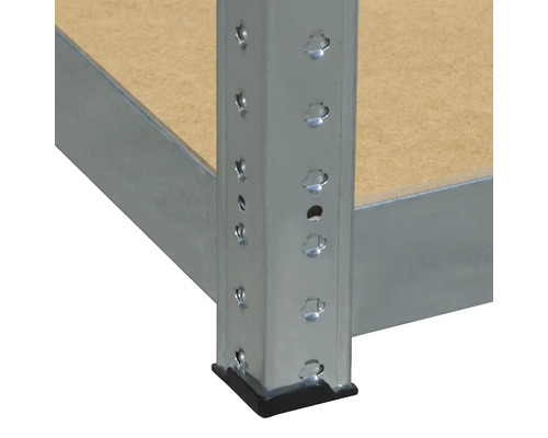 Imagine detaliată a unui raft de depozitare cu profil colțar metalic și raft din lemn