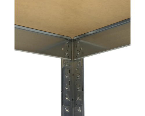 Prim-plan al unui raft metalic cu blat din lemn