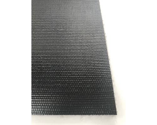 Vizualizare detaliată a unei rogojini negre de protecție pentru construcții