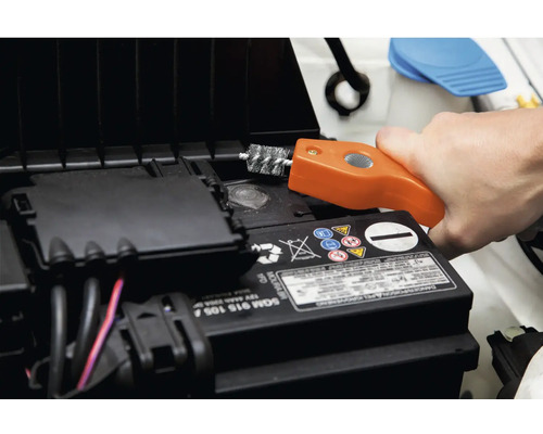 Curățare baterie auto cu o perie