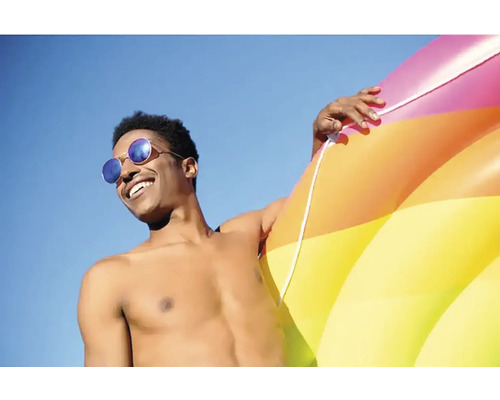 Bărbat cu ochelari de soare și colac gonflabil pe cerul albastru