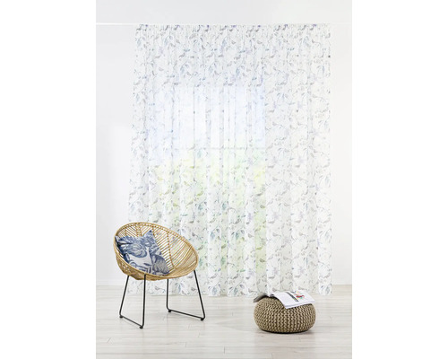 Scenă cu perdea transparentă cu model de frunze, scaun de ratan și taburet rotund