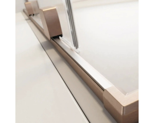 Imagine detaliată a unui sistem de uși glisante pentru cabine de duș cu șină metalică