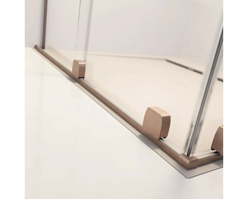 Prim-plan cu o cabină de duș cu pereți de sticlă și cadru metalic