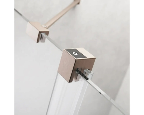 Prim-plan cu fitinguri pentru cabina de duș cu bară de stabilizare