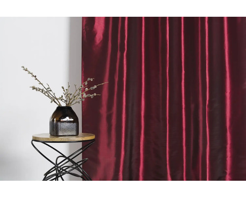 Scenă decorativă cu perdea, masă și vază de flori