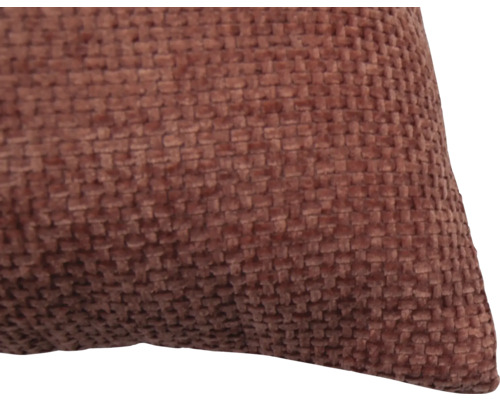 Detaliu al unei perne decorative maro cu o textură țesută