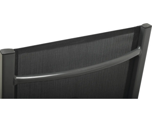 Imagine detaliată a unui scaun de grădină cu tapițerie din textil și cadru din aluminiu.