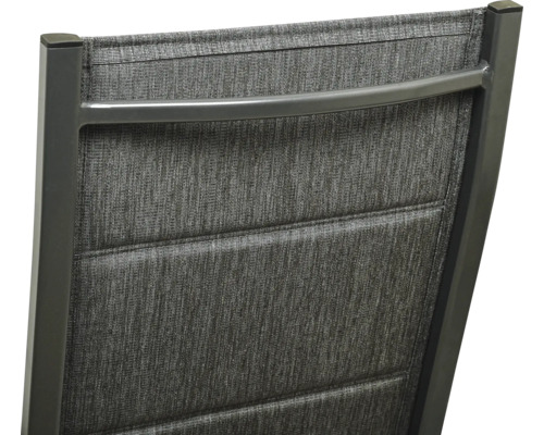 Prim-plan cu spătarul unui scaun de grădină cu tapițerie textilă și cadru metalic.